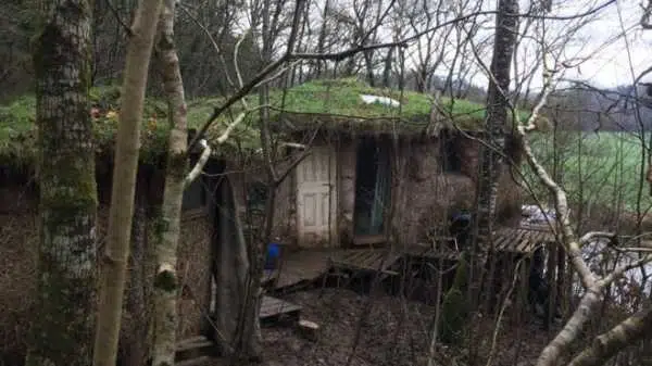 A Couple who lives in a mud house in UK face eviction