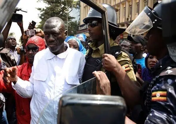 Ugandan Besigye meets Kenyan look-alike, rules out relationship