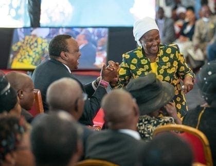 Uhuru leaves crowd in stitches after asking soda from woman during Kamaru’s burial