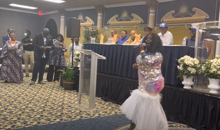 Rahab Kinity sings a song to welcome Raila Odinga in NC
