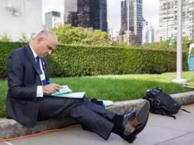 Down to earth Swiss President sitting on pavement excites netizens
