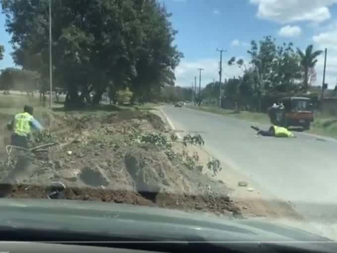 VIDEO" Tuk tuk driver fight Kenyan traffic police