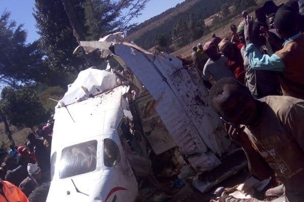  5 killed as plane crashes 