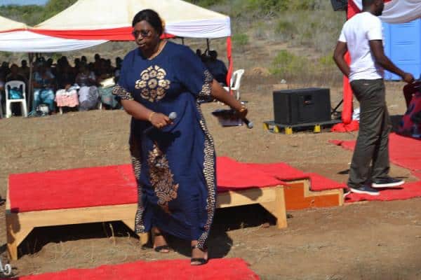 VIDEO: KOT react after Aisha Jumwa snatches mic from Sifuna during burial