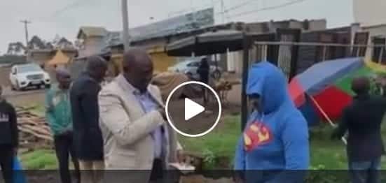 VIDEO: Maize roaster overcome by emotions after Ruto surprise her: A woman maize roaster received the surprise of her life when Deputy President William Ruto stopped at the road side to buy roasted maize from her