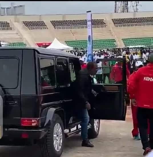 Uhuru Catches Kenyans Off-Guard as he drives himself to Nyayo Stadium