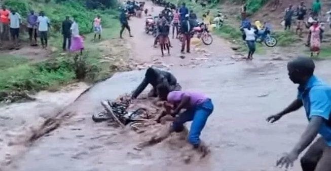 Video: Journalists Trapped in Floodwaters along Hola-Garissa Rd Rescued