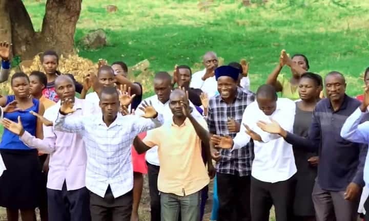 VIDEO: Governor Okoth Obado Singing with Rapogi Lwanda SDA choir