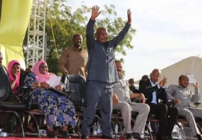 Hafidh Ameir embraces Suluhu during one of her campaign rallies in Zanzibar in 2020. Photo: The Citizen. Source: UGC Read more: https://www.tuko.co.ke/406412-hafidh-ameir-3-photos-little-tanzanian-first-gentleman.html