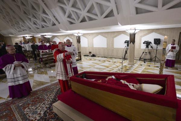 Photos of Pope Francis Lying in State at Santa Marta Chapel