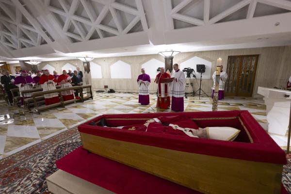 Photos of Pope Francis Lying in State at Santa Marta Chapel